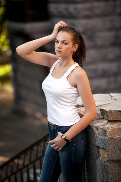 Frau in weißem Hemd und Jeans auf der Straße — Stockfoto