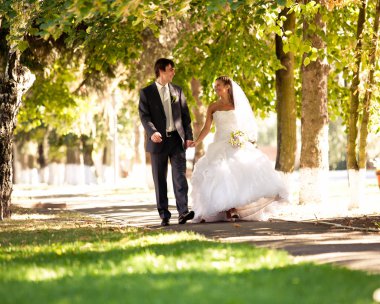 Gelin ve damat el ele parkta yürüyüş
