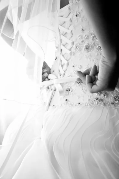 Foto de novia atando corsé en vestido de novia —  Fotos de Stock