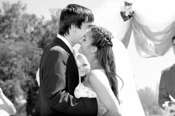 Abraçando noiva e noivo durante a cerimônia de casamento — Fotografia de Stock