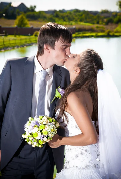 Casal casal beijando contra o rio no dia de verão — Fotografia de Stock