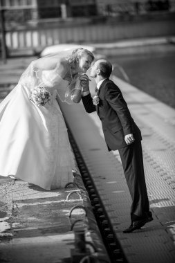 Gelin ve damat öpüşme iskelede güneşli bir gün