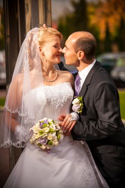 Gelin ve damat sokakta birbirine bakarak