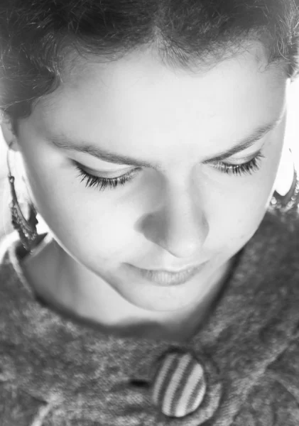 Retrato de mujer hermosa con los ojos cerrados — Foto de Stock