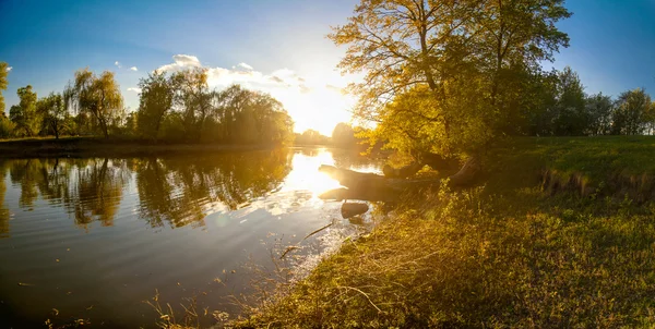 Ukrainische Landschaft aus Wald und Fluss bei Sonnenuntergang — Stockfoto