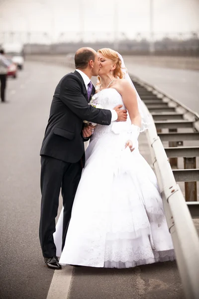 Casal de meia idade beijando na estrada — Fotografia de Stock