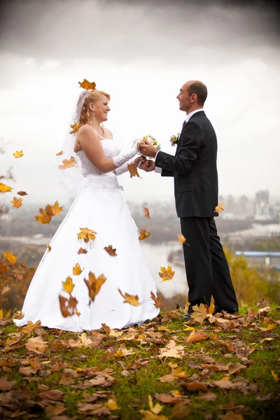 Manželský pár, drželi se za ruce na podzimní větrný den — Stock fotografie