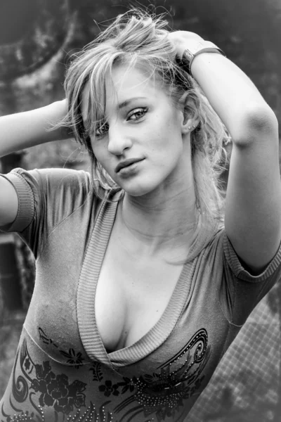 Portret kobiety blondynka z sexy piersi — Zdjęcie stockowe