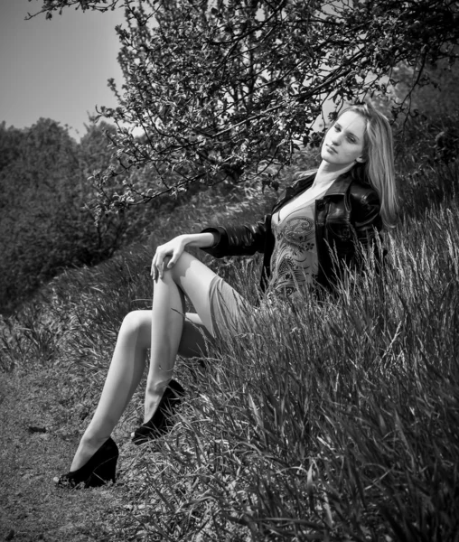 Monochrome photo of sexy woman lying at meadow — Stock Photo, Image