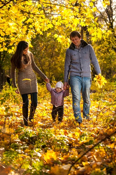 Familie geht mit kleiner Tochter im Park spazieren — Stockfoto