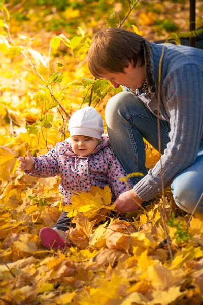 Retrato del padre jugando con su hija en el parque — Foto de Stock