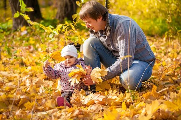 Pappa leker med lilla dotter på park — Stockfoto