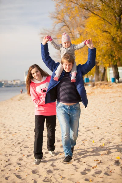 在秋天，在海滩上玩的年轻家庭 — 图库照片
