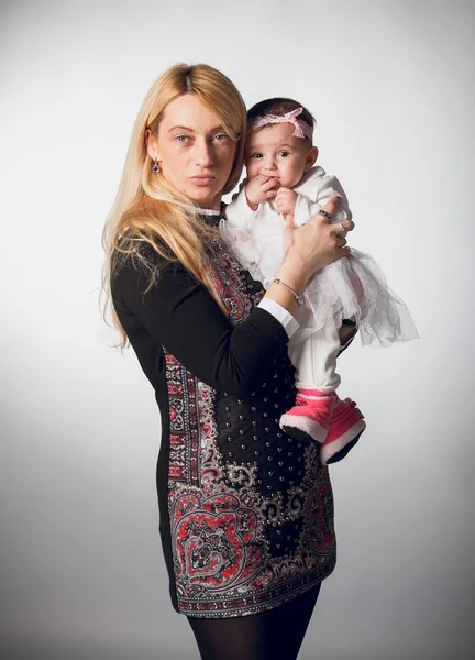 Retrato de una hermosa mujer anciana sosteniendo bebé gir —  Fotos de Stock