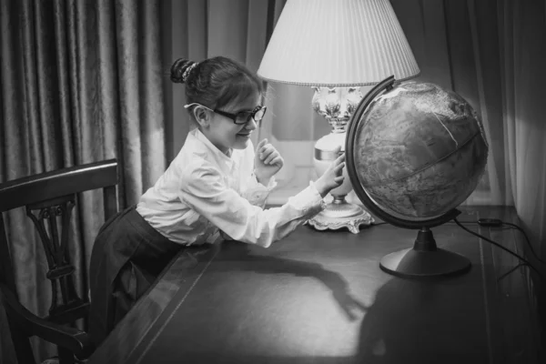 Retrato de menina estudando globo terrestre — Fotografia de Stock