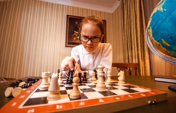 Портрет умной девушки сделать ход на шахматной доске — стоковое фото