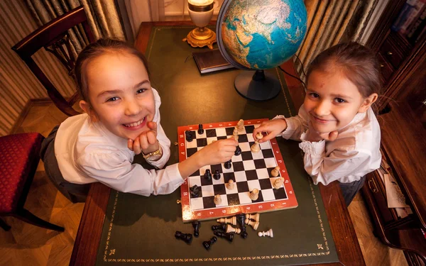 Fotografie ze dvou dívek, které hrají šachy — Stock fotografie