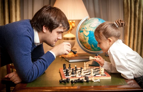 Hombre guapo jugando ajedrez con chica —  Fotos de Stock