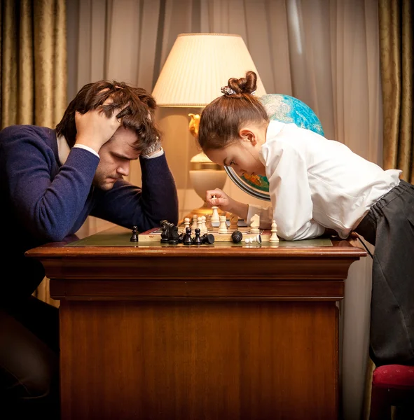 Man lost chess game with smart little gir — Stock Photo, Image