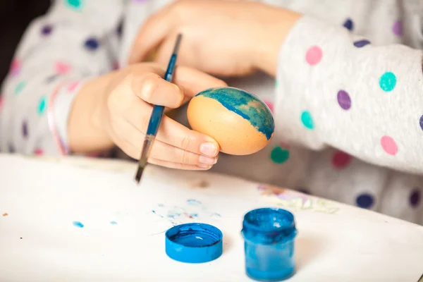 Πλάνο του κορίτσι κρατά βούρτσα και ζωγραφική εστέρα αυγό — Φωτογραφία Αρχείου