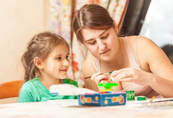 Mutter hilft Tochter beim Bemalen von Ostereiern — Stockfoto