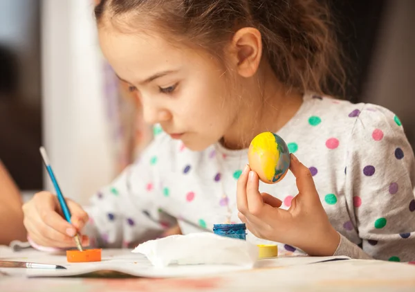 Bambina che dipinge uovo sulla Pasqua cristiana — Foto Stock