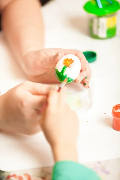Mulheres e crianças mãos pintando ovos de Páscoa — Fotografia de Stock