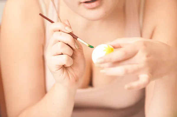 Retrato de mulher sexy pintando ovo de páscoa branco — Fotografia de Stock