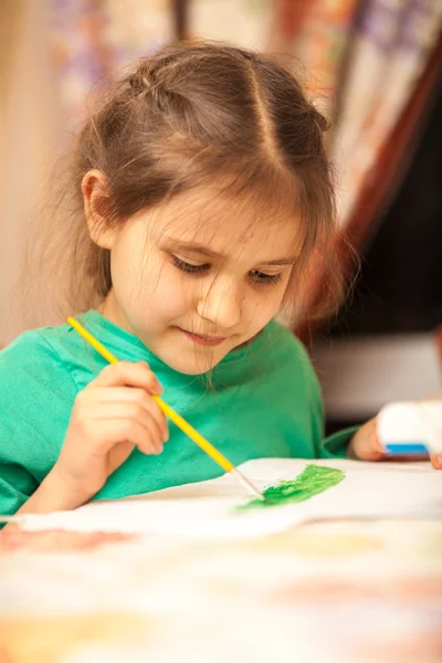 Young schoolgirl drawing with watercolors — Stock Photo, Image