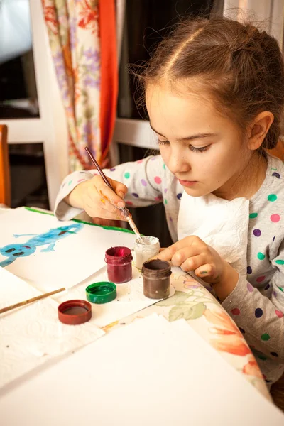 Schot van meisje tekenen met aquarellen — Stok fotoğraf