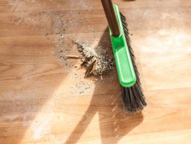 Foto van penseel reinigen stapel van puin