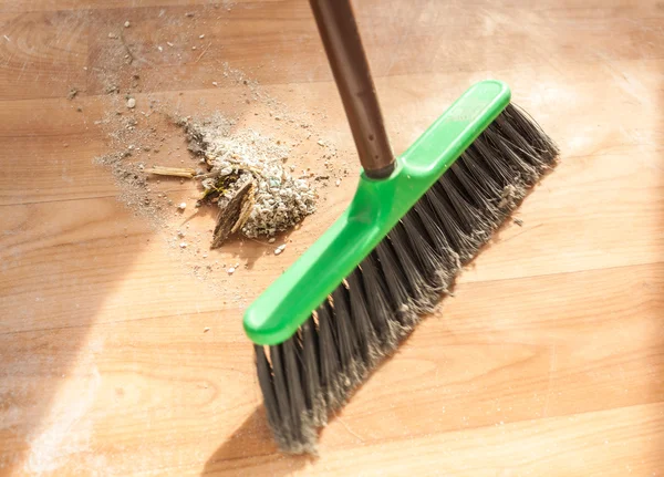 Image of brush cleaning garbage — Stock Photo, Image