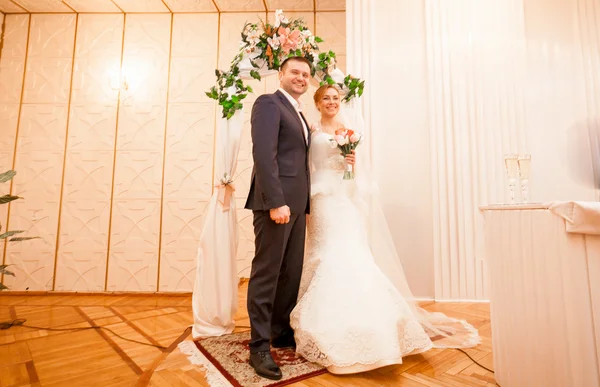 Noiva e noivo em pé no escritório de registro — Fotografia de Stock
