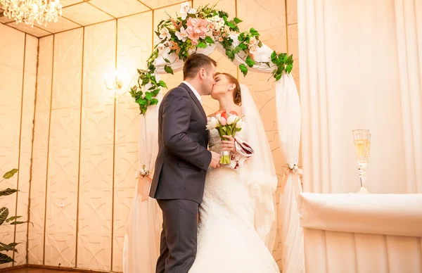 Just married couple kissing in luxurious interior — Stock Photo, Image