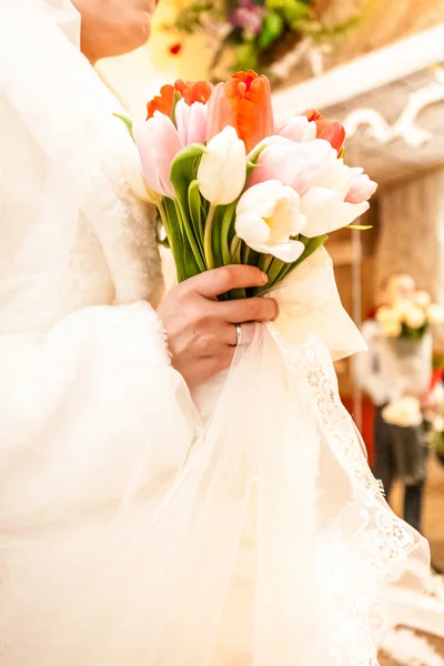 Linda noiva segurando um monte de tulipas — Fotografia de Stock