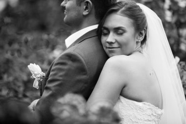 kucaklayan gelin damat arka Park