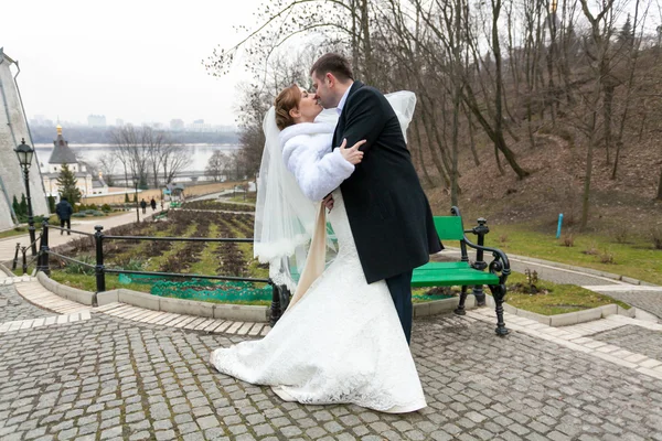 Объятия жениха и невесты в осеннем парке — стоковое фото