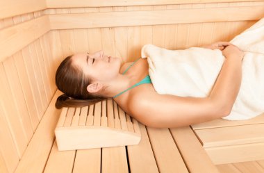 Buhar Banyosu, kapalı gözler yatan kadın