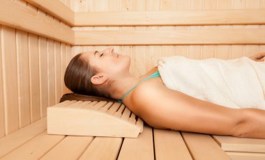 saunada bankta yalan rahat kadın