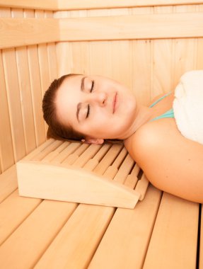 saunada bankta yalancı gülümseyen