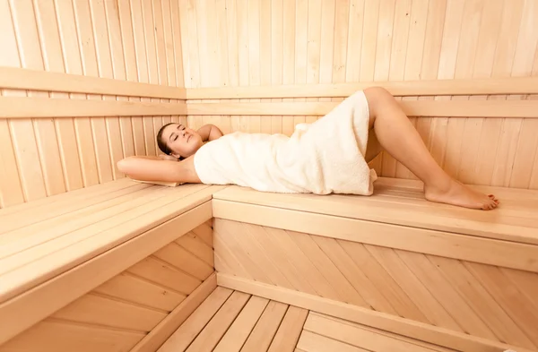 Sexy štíhlá žena ležící na saunu — Stock fotografie