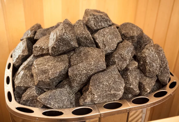 Foto de rocas de granito en el horno en la sauna — Foto de Stock