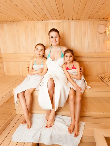 Мать с дочерьми отдыхает в паровой бане — стоковое фото