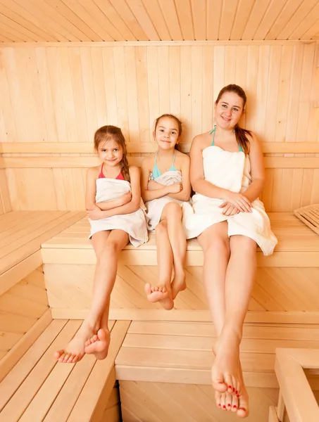 母亲带着两个女儿在蒸汽浴室放松肌肉 — 图库照片