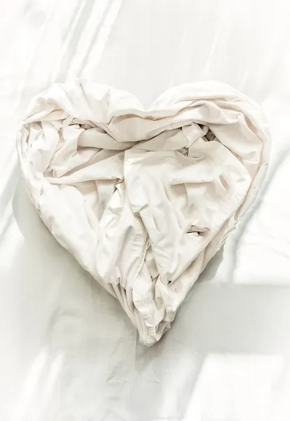 Photo of bed sheet in shape of heart — Stock Photo, Image