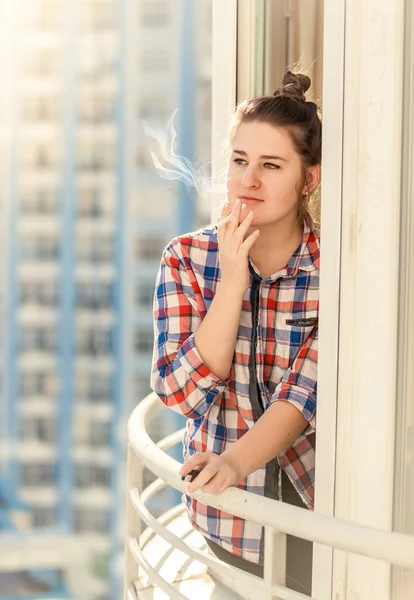 Belle femme fumant cigarette sur le balcon — Photo