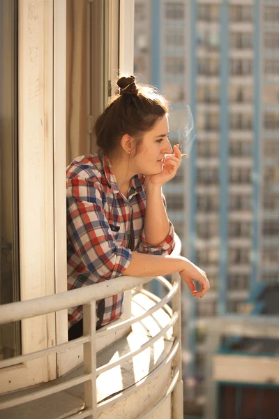 Foto de chica hipster fumando fuera de la viuda —  Fotos de Stock