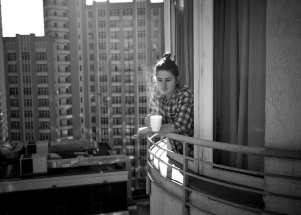 Femme déprimée boire du café et fumer la cigarette — Photo