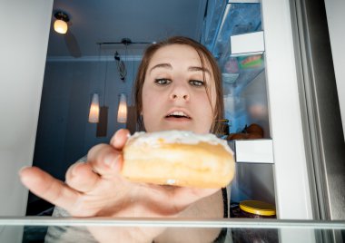 donut buzdolabı gelen çekici kadın portresi