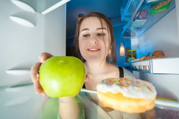 Portrait de l'intérieur du réfrigérateur de la femme prenant de la pomme — Photo